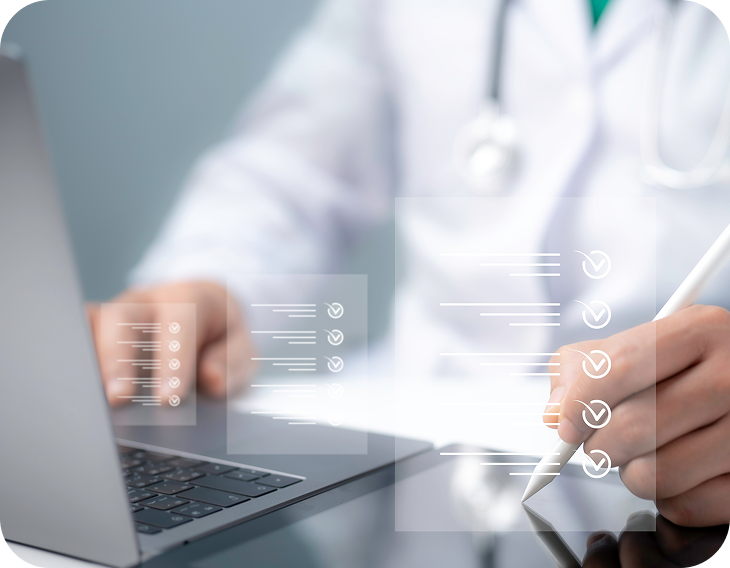 طبيب يستخدم الكمبيوتر المحمول